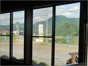 ヤナ店内から長良川と自然を眺める